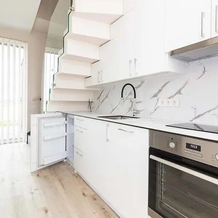 Woodside Apartment, By Cohost Palanga